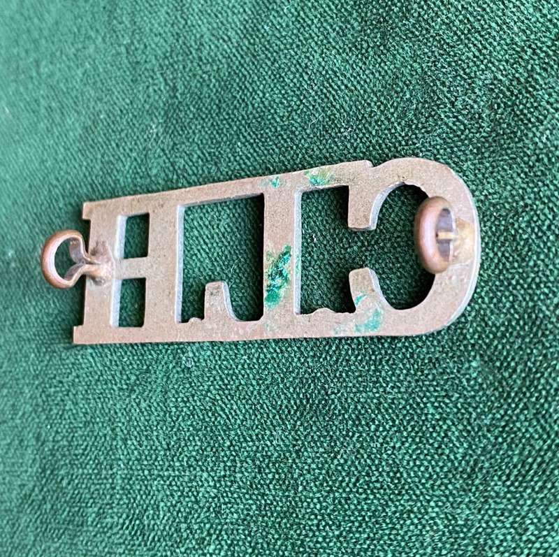CAPE LIGHT HORSE TITLE-WORN 1909-1929-WHITE METAL- 2 LUGS