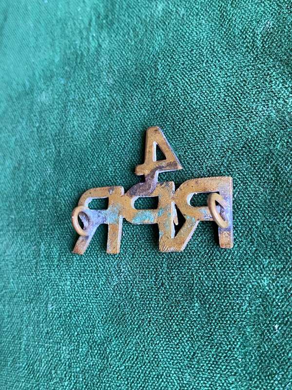 4TH REGIMENT RAILWAY PIONEER REGIMENT SHEET METAL TITLE-WORN DURING THE BOER WAR- 2 LUGS