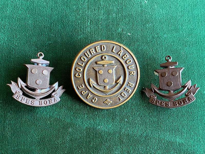 CAPE COLOURED LABOUR REGIMENT BRONZE CAP AND COLLARS-WORN 1916-1918-EXTREMELY SCARCE-LUGS INTACT