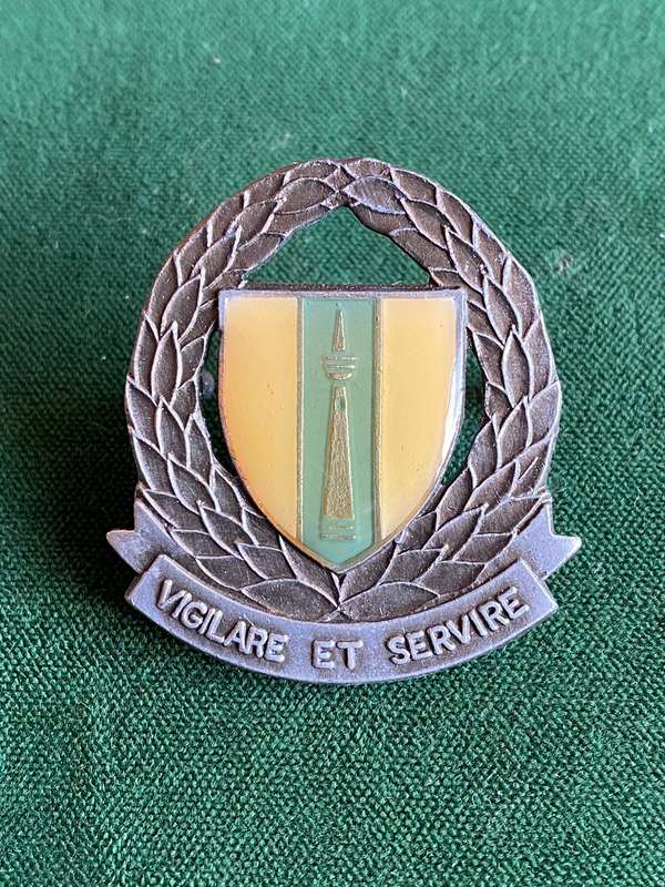 JOHANNESBURG WEST COMMANDO GREY METAL WITH LUCITE COVERED CENTRE CAP BADGE-APPROVED IN 1990- 2X SCRE