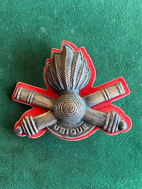 10 ARTILLERY BRIGADE OXIDISED SILVER ON RED PLASTIC,CAP BADGE-APPROVED IN 1986-2X SCREW LUGS-LARGE-M