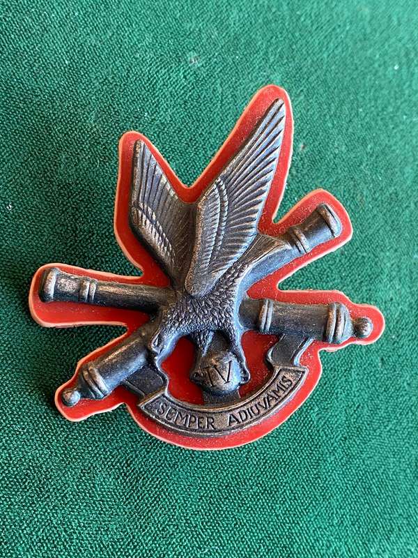 4 FIELD REGIMENT,GREY METAL ON RED PLASTIC CAP BADGE-APPROVED IN 1984- 2X SCREW LUGS