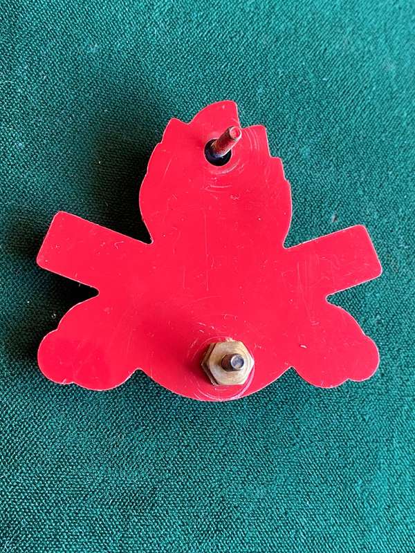 10 ARTILLERY BRIGADE OXIDISED SILVER ON RED PLASTIC,CAP BADGE-APPROVED IN 1986-2X SCREW LUGS-LARGE-M