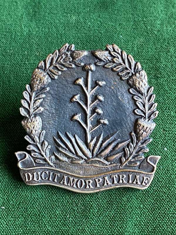 SANDRIVIER COMMANDO,GREY METAL CAP BADGE-APPROVED 1997-2X SCREW LUGS