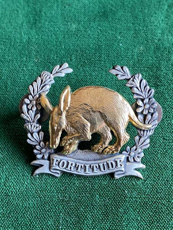 SANDTON COMMANDO BI-METAL CAP BADGE-APPROVED IN 1990-2X SCREW LUGS