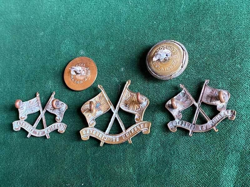 IMPERIAL LIGHT HORSE,GILDING METAL CAP AND COLLARS-SOLD WITH 2 BUTTONS-WORN 1913-1965-LUGS INTACT