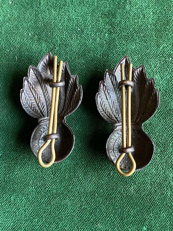ARTILLERY BRONZE COLLAR BADGE PAIR-ALSO WORN AS A BERET BADGE-1937-1976-LUGS INTACT