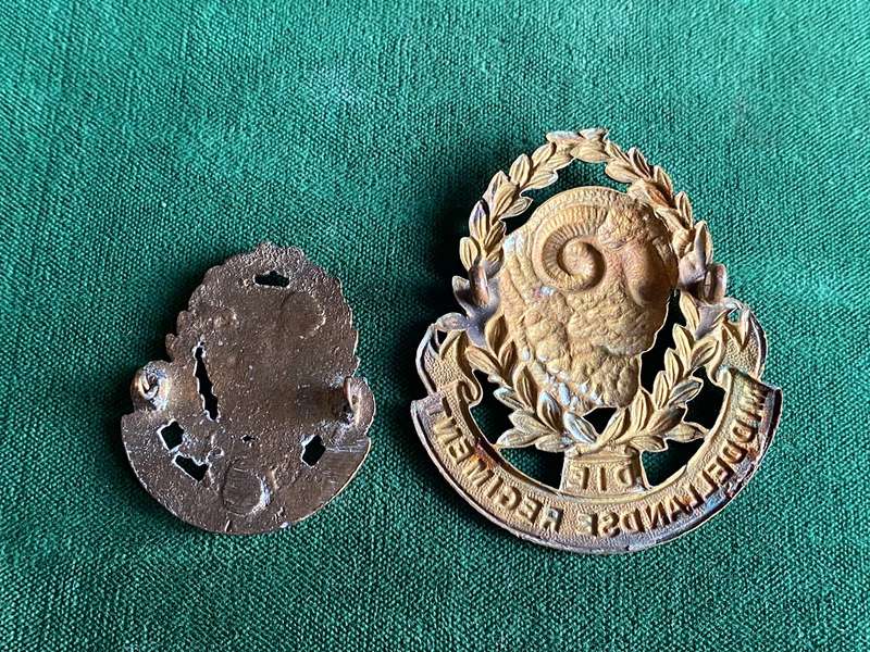DIE MIDDELLANDSE REGIMENT BRASS CAP AND ONE COLLAR-WORN 1935-1957-LUGS COMPLETE