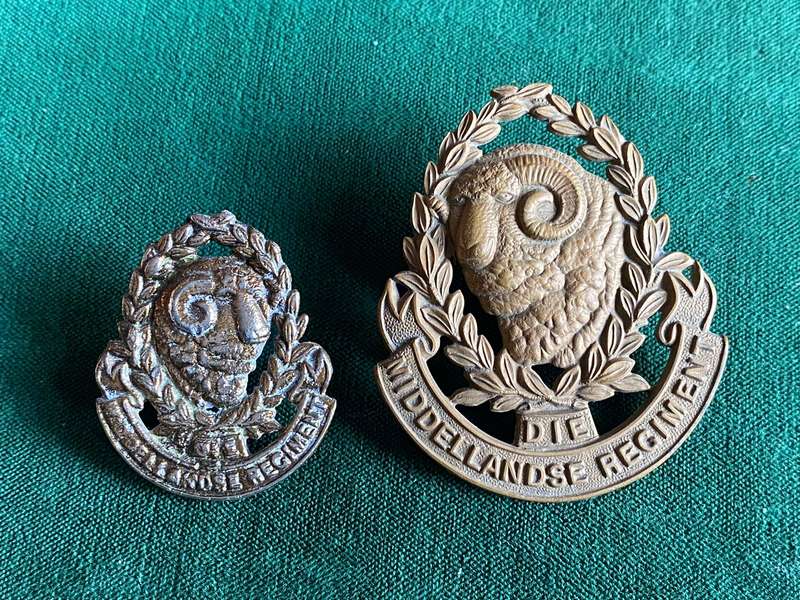 DIE MIDDELLANDSE REGIMENT BRASS CAP AND ONE COLLAR-WORN 1935-1957-LUGS COMPLETE