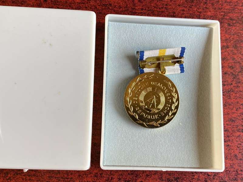 EAST GERMAN MEDAL FOR FAITH FUL SERVICE IN THE HEALTH AND SOCIAL SERVICES-INSTITUTED 1973-GOLD