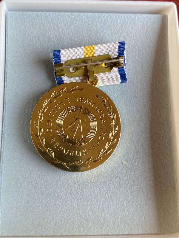 EAST GERMAN MEDAL FOR FAITH FUL SERVICE IN THE HEALTH AND SOCIAL SERVICES-INSTITUTED 1973-GOLD