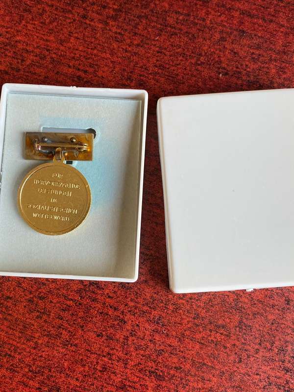 GOLD HONOR PIN FOR MERIT IN THE SOCIALIST EDUCATION PROGRAM-EAST GERMAN