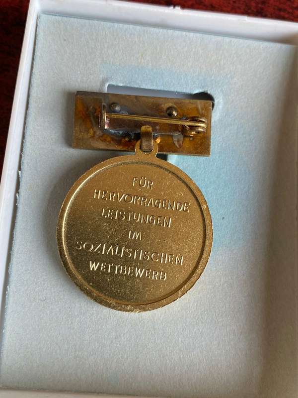 GOLD HONOR PIN FOR MERIT IN THE SOCIALIST EDUCATION PROGRAM-EAST GERMAN