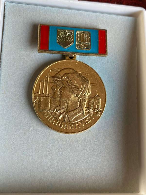 GOLD HONOR PIN FOR MERIT IN THE SOCIALIST EDUCATION PROGRAM-EAST GERMAN