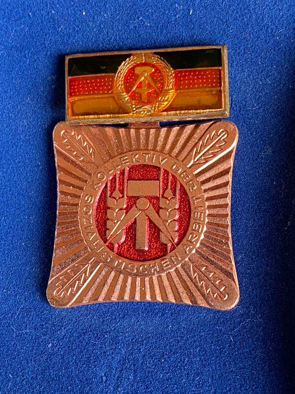 EAST GERMAN SOCIALIST WORKERS DDR AGRICULTURE COLLECTIVE AWARD MEDAL