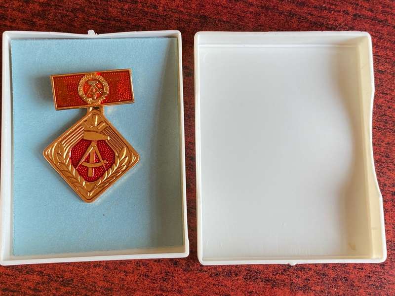 EAST GERMAN SOCIALIST ACTIVIST MEDAL