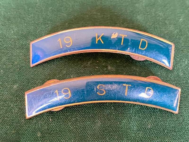 19 SUPPLY AND TRANSPORT DEPOT METAL SHOULDER TITLE PAIR-PINS SHOULDER