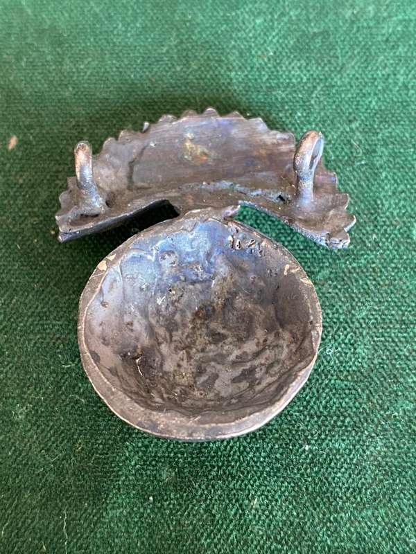 DE MIST COMMANDO GREY METAL CAP BADGE-2 LUGS