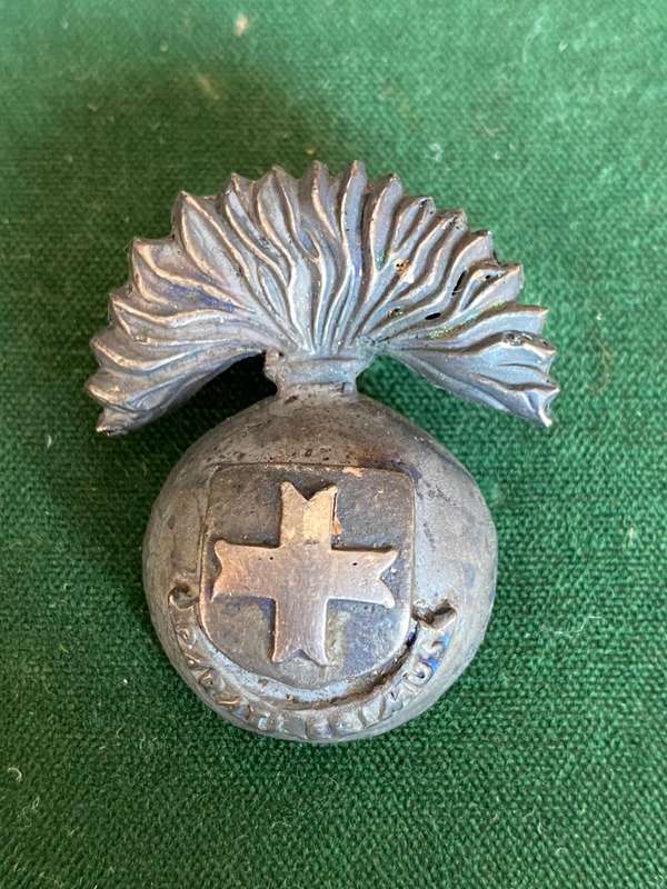 DE MIST COMMANDO GREY METAL CAP BADGE-2 LUGS