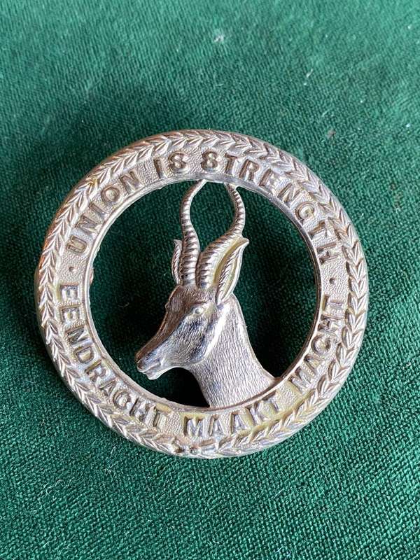 UNIVERSAL CAP BADGE-WORN BY 3RD SA INFANTRY SHARPSHOOTERS AND CADETS-WW1 -2 LUGS-WHITE METAL