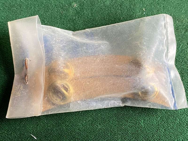 2 SPECIAL SERVICE BATTALION METAL SHOULDER TITLE PAIR-STILL SEALED IN METAL ART PLASTIC HOLDER-PINS