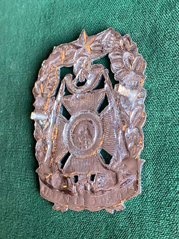 WITWATERSRAND RIFLES CHROME KILMARNOCK AND GLEN GARRY BADGE-WORN FROM 1970'S-LUGS COMPLETE