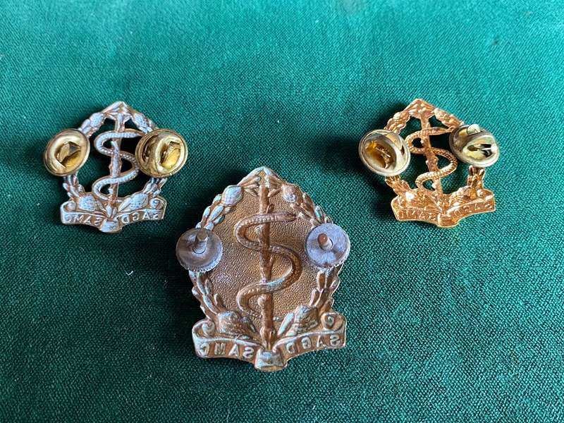 SA MEDICAL CORPS,GILDING METAL CAP AND COLLARS-WORN FORM 1959-1979-LUGS + PINS COMPLETE