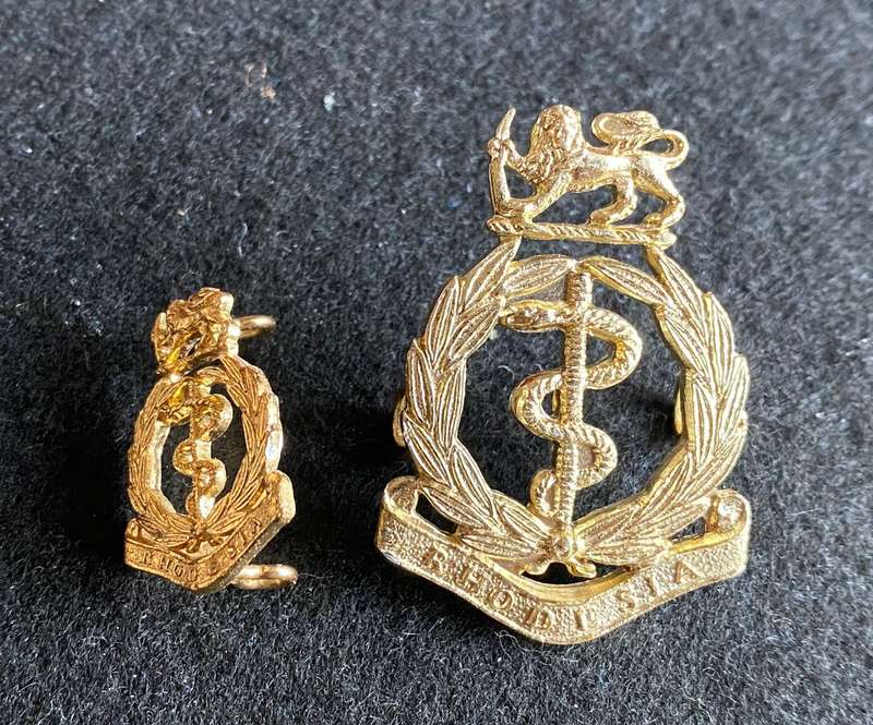 RHODESIA ARMY MEDICAL CORPS ANODISED CAP AND ONE COLLAR-WORN 1972-1980-LUGS INTACT