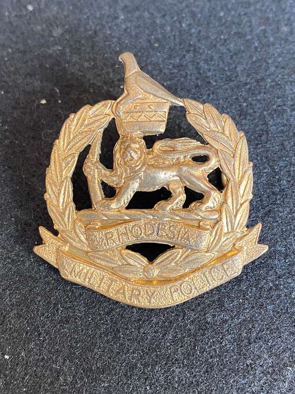 RHODESIA CORPS OF MILITARY POLICE BRASS CAP BADGE-WORN 1970-80- 2 LUGS