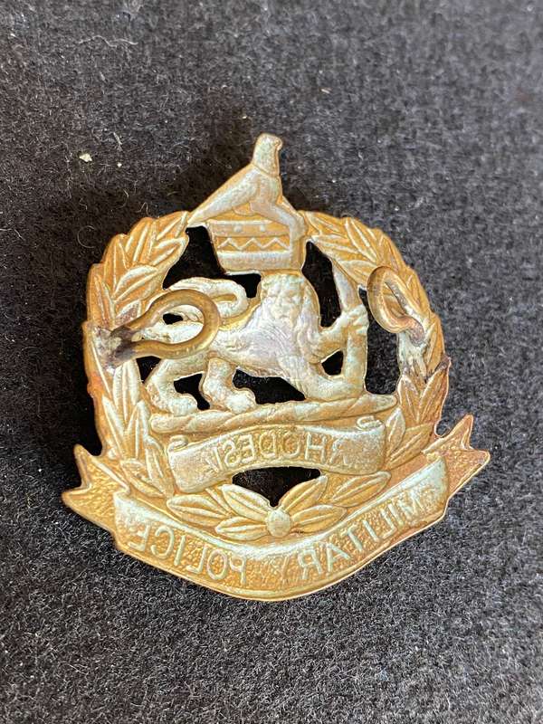RHODESIA CORPS OF MILITARY POLICE BRASS CAP BADGE-WORN 1970-80- 2 LUGS