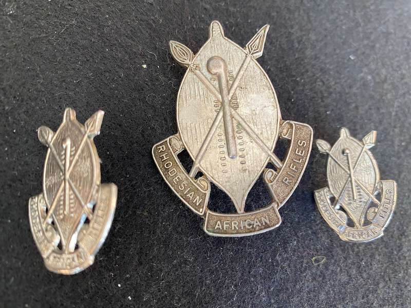 RHODESIAN AFRICAN RIFLES CAP AND COLLARS-WORN 1970'S-80-LUGS INTACT