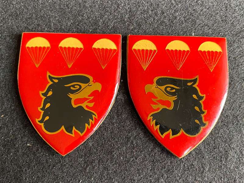 3 PARACHUTE BATTALION-RED TYPE-1ST ISSUE PAIR OF FLASHES- NO PINS