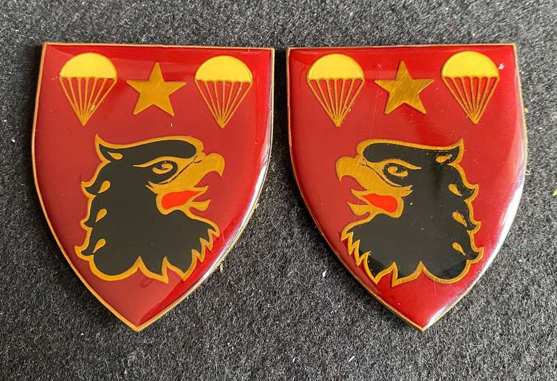 44 PARACHUTE BRIGADE PAIR OF FLASHES- NO PINS