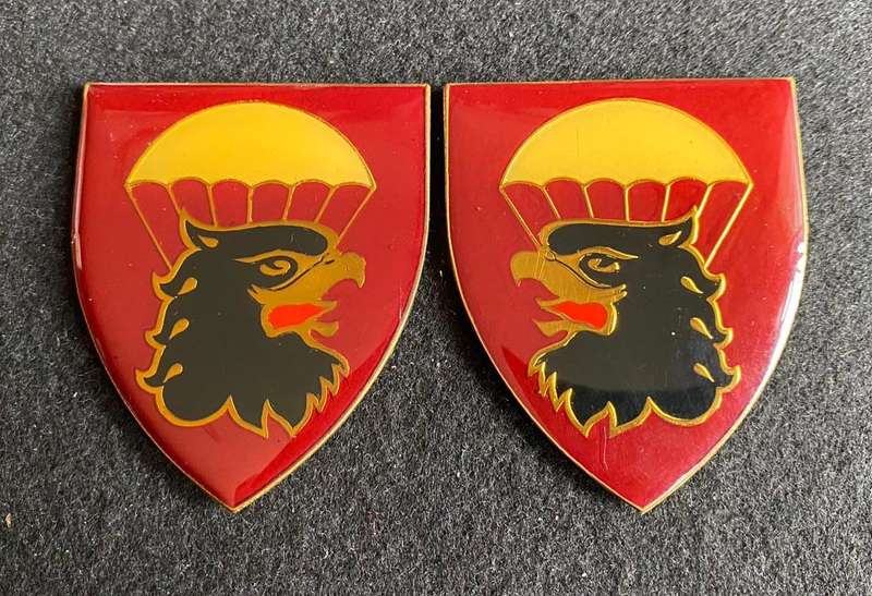 44 PARACHUTE BRIGADE HQ PAIR OF FLASHES - NO PINS
