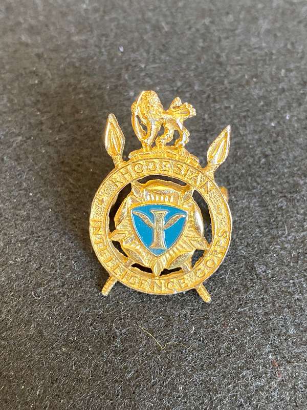 RHODESIAN INTELLIGENCE CORPS 2ND PATTERN (GILT) CAP BADGE- 2 LUGS-1977-80