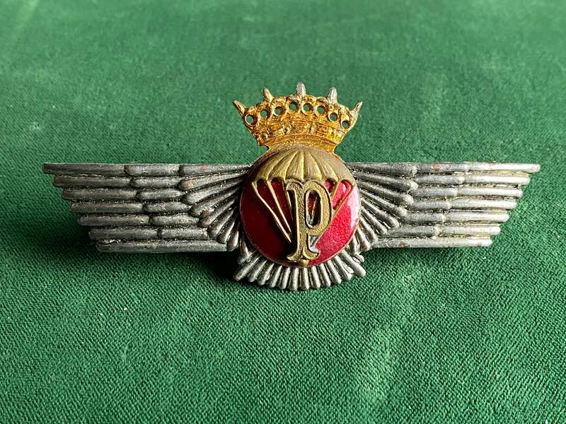 SPANISH PARA -RIGGER BADGE- 2 PINS-1977