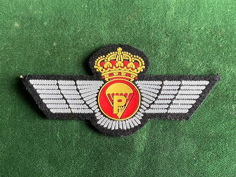 SPAIN PARA BADGE FOR RIGGER- 1977 SERIES