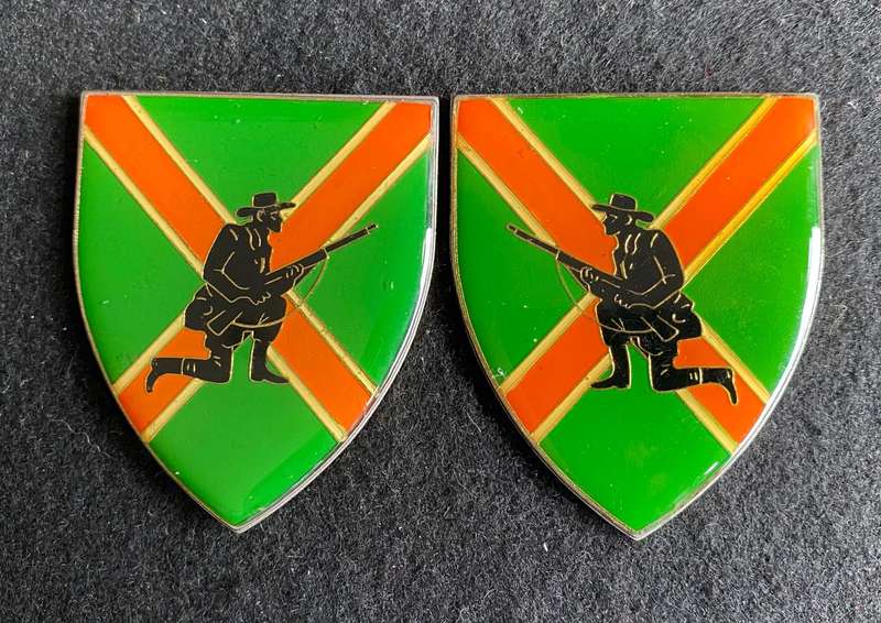 DANIE THERON COMBAT SCHOOL PAIR OF FLASHES-ORANGE TYPE-NO PINS-OWEN F 863 AND 864