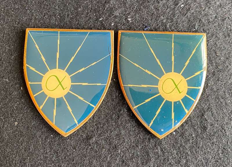 SCHOOL OF SIGNALS,WHITE TYPE PAIR OF FLASHES-1ST ISSUE- NO PINS