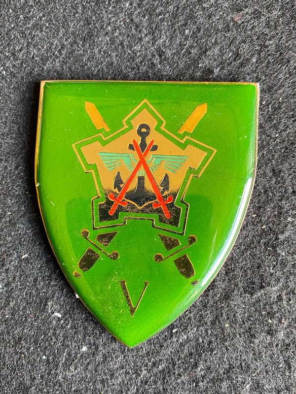 CHIEF OF STAFF FINANCE SILVER CENTRE-THIN V TYPE FLASH- NO PINS-OWEN NO F493
