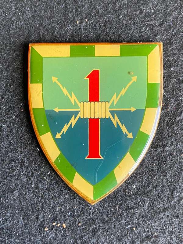 1 SIGNAL REGT.,WHITE TYPE FLASH- 3RD ISSUE-OWEN NO F 435- NO PINS