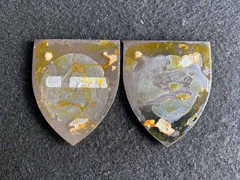 KEMPTON PARK COMMANDO FLASH PAIR-COLOUR VARIATION- NO PINS