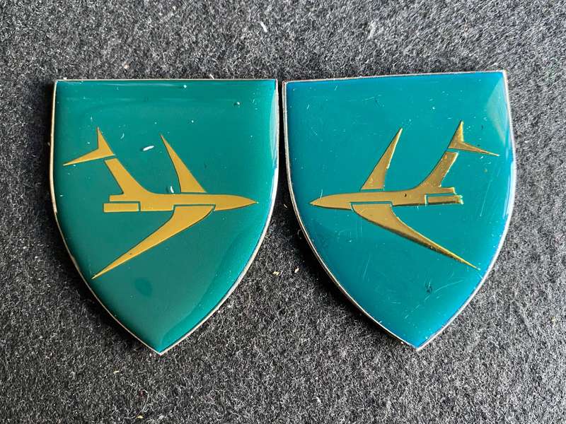 KEMPTON PARK COMMANDO FLASH PAIR-COLOUR VARIATION- NO PINS