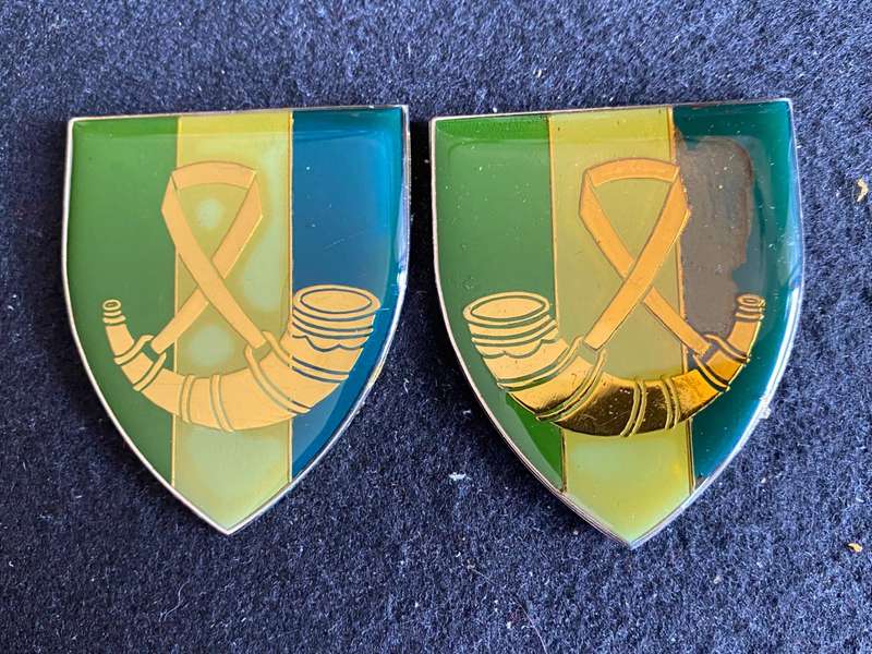 OFS SIGNAL-SILVER TYPE PAIR OF BADGES (THE ACTUAL FLASHES THAT WAS USED IN OWENS BOOK) NO PINS