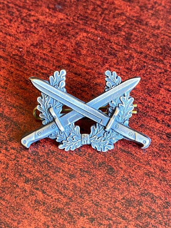 NAMIBIA ARMY CAP BADGE-LUGS INTACT