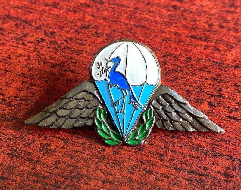CISKEI PARACHUTE BATTALION BRONZE AND ENAMEL-OTHER RANKS BERET BADGE- 2 LUGS