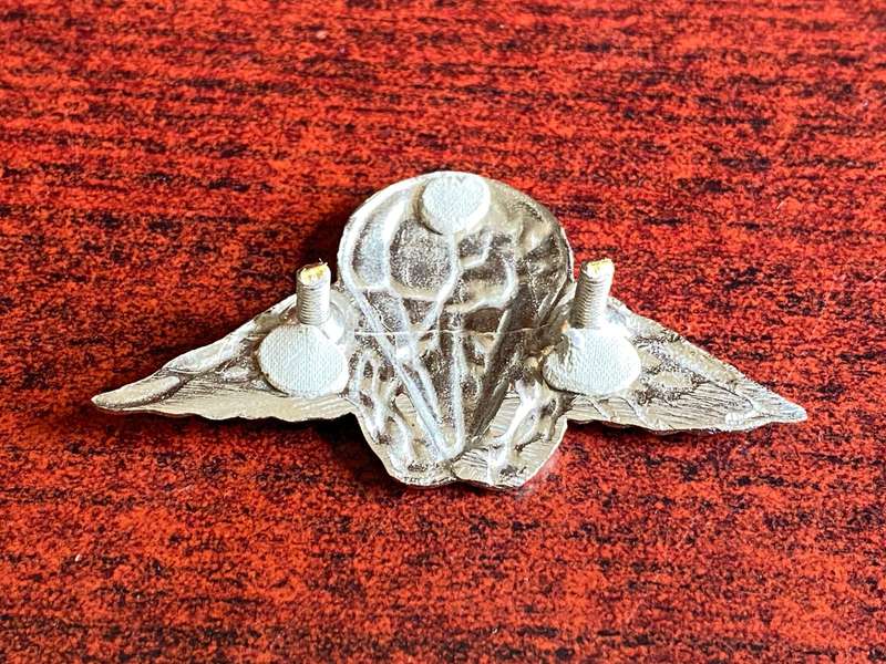 CISKEI PARACHUTE BATTALION CHROME BERET BADGE FOR NCO'S- 2 LUGS