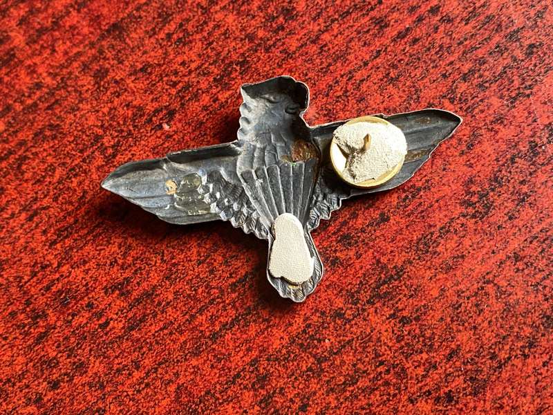 44 PARACHUTE BRIGADE BERET BADGE-ONE PIN REPLACED