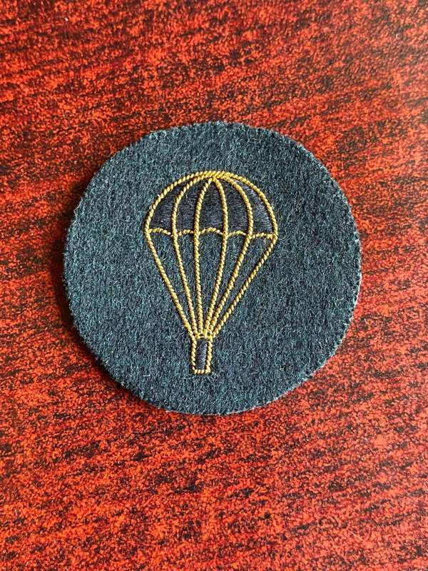 ROYAL GREEN JACKETS PARA BADGE