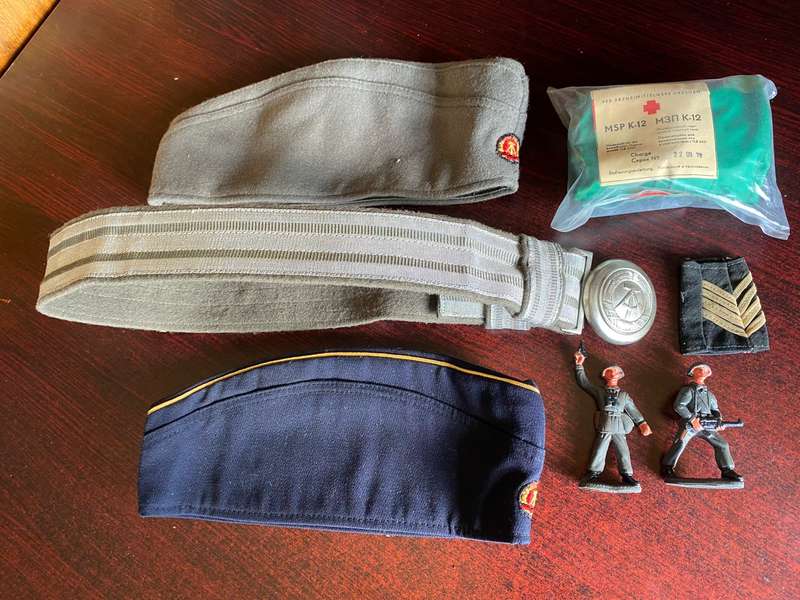 EAST GERMAN COLLECTION-2X BERET,BELT,SEALED MEDICAL AID KIT RAND AND 2X TOY SOLDIERS-CIRCA 1970'S